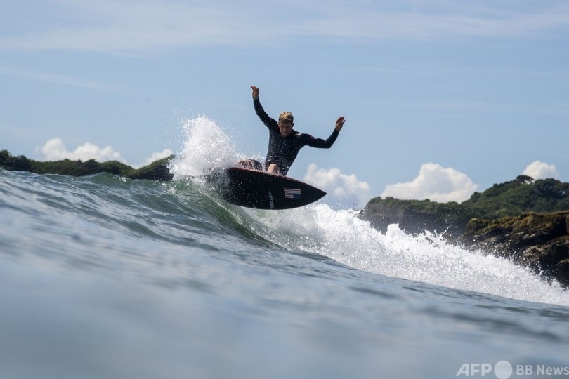 サーフィン各国代表選手、五輪会場で練習