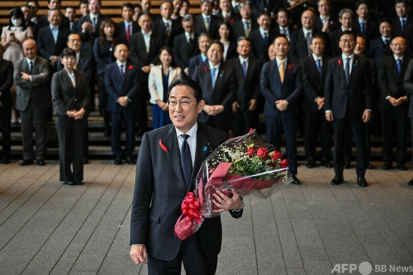 岸田首相、退任 花束受け取り官邸をあとに