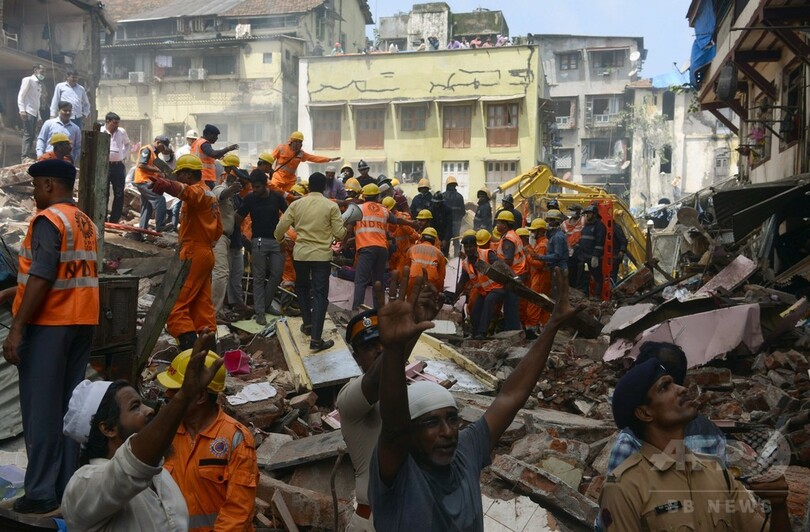 インドで4階建ての建物が倒壊 7人死亡、30人が下敷きのおそれ