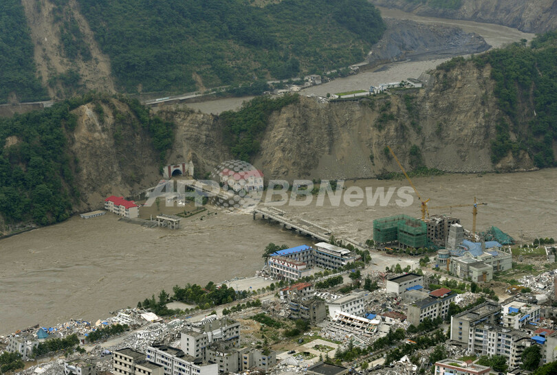 四川大地震　墜落した捜索ヘリ発見、19人死亡を確認