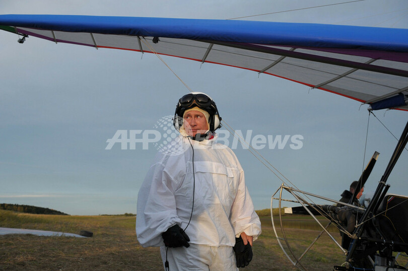 鳥になったプーチン大統領、ツルの群れと空を飛ぶ