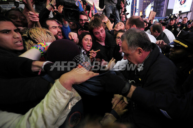 NYタイムズスクエアでデモ隊と警官隊が衝突、市内で88人逮捕