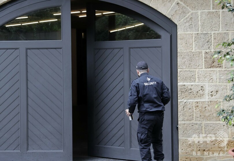 ゴーン被告がレバノン首都に所有する住宅前、報道陣が待機