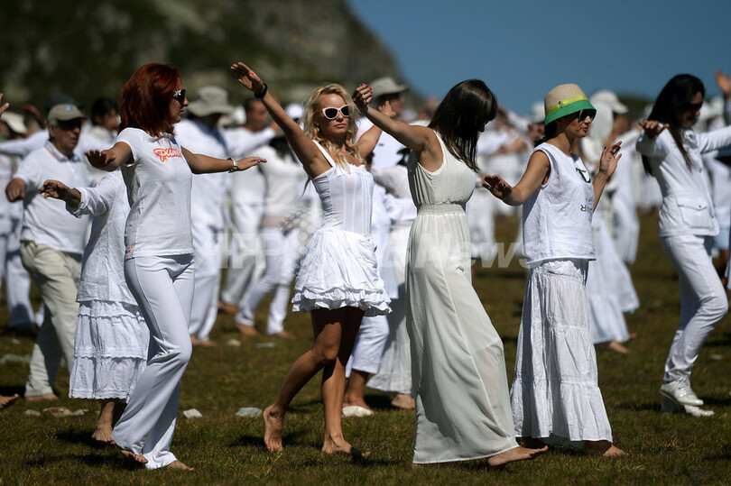 聖なる山の頂上で舞う信者たち ブルガリア・リラ山