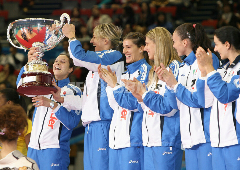 女子イタリア代表 表彰式で初優勝に歓喜