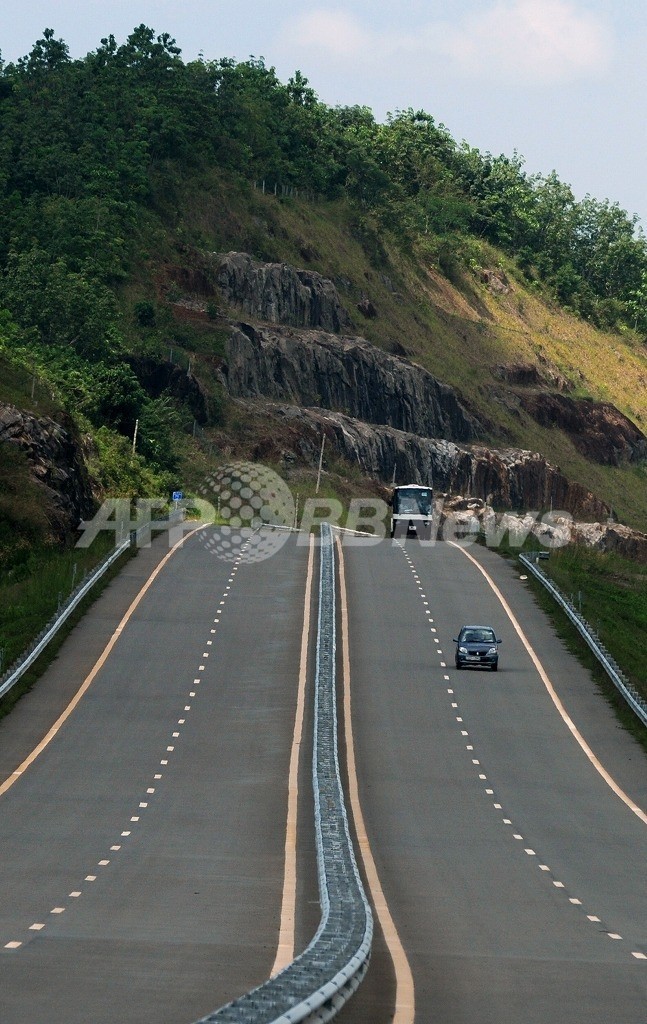 日本の支援で初の高速道路開通、スリランカ