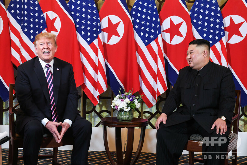 2度目の米朝会談がスタート、両首脳が握手交わす