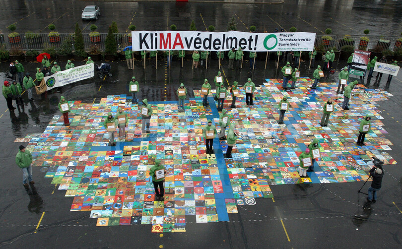 ハンガリーの環境保護活動家ら、子どもの絵を並べてデモ活動