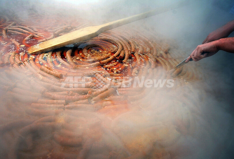 世界最長のソーセージ作りに挑戦、クロアチア 530メートル