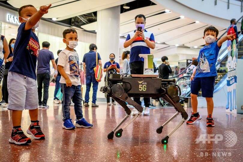 消毒液配るロボット犬が注目の的、タイ商業施設