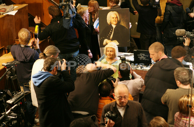 バッハの復元像、かつらをつけてお披露目