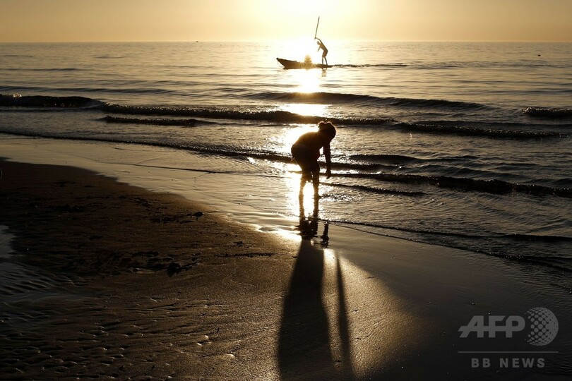 夕焼けが彩る日常、パレスチナ・ガザの海岸