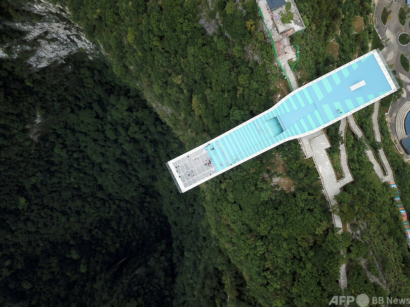 秘境の絶景を空撮 深さ600メートルの「天坑」とガラス展望台