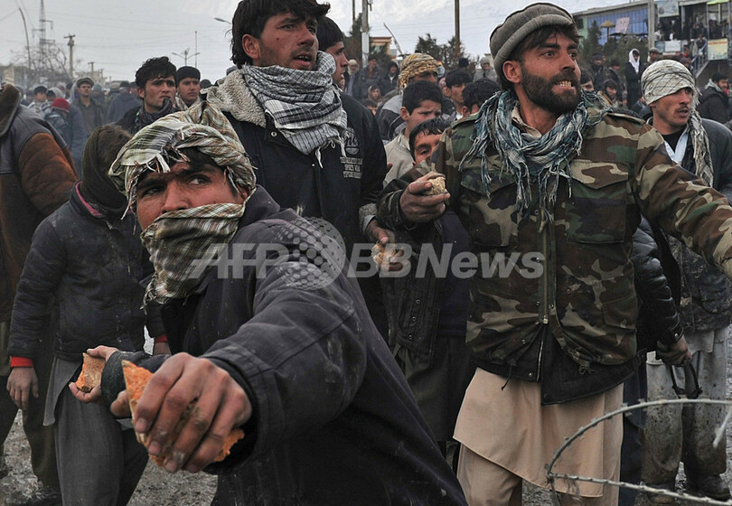 ISAF兵士がコーラン焼却か、怒った住民らが抗議デモ アフガニスタン