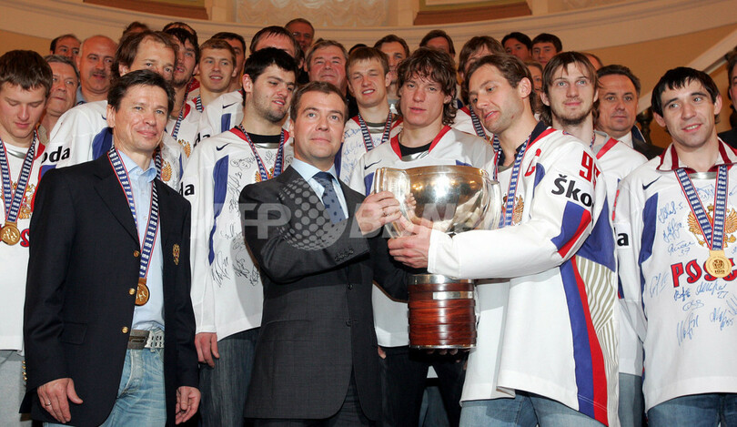 ロシアチームがメドベージェフ大統領に優勝報告