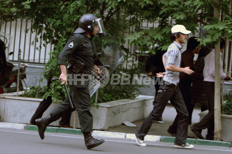 イラン国内で携帯電話やユーチューブ不通に、大統領選後の首都騒乱直後から