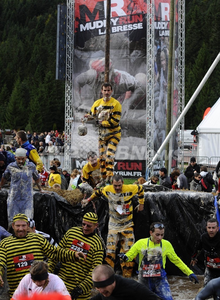 泥まみれで笑顔、仏「マディラン」で5000人が疾走