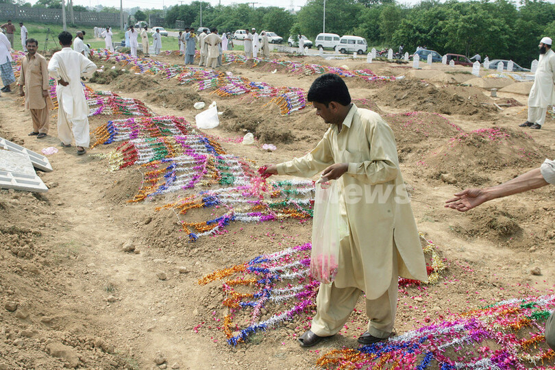 制圧後の｢赤いモスク｣から19人の焼死体、女性や子どもの可能性も