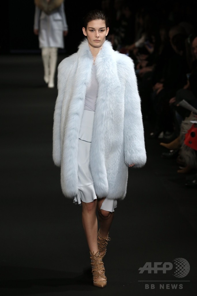 初のハンドバッグコレクションもお披露目、「アルチュザラ」15/16年秋冬