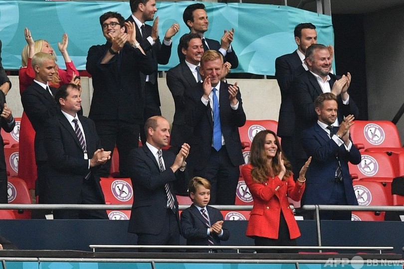 ウィリアム王子夫妻とジョージ王子がサッカー観戦 勝利祝う