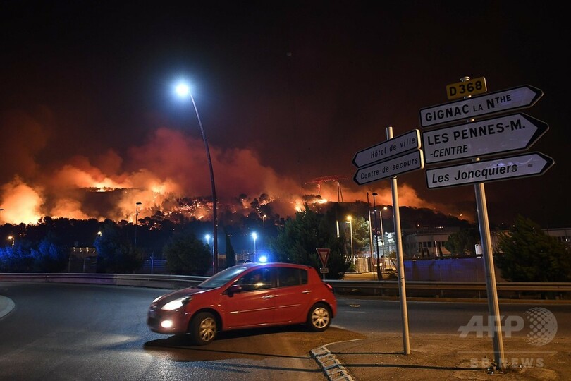 南仏マルセイユ近郊で山火事、1000人超が避難