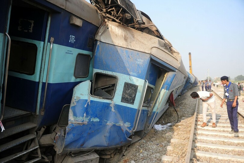 インド列車脱線事故、死者120人に 生存者の捜索続く