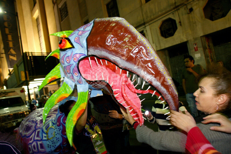 色鮮やかなメキシコの伝統工芸人形「アレブリヘス」のパレード、開催