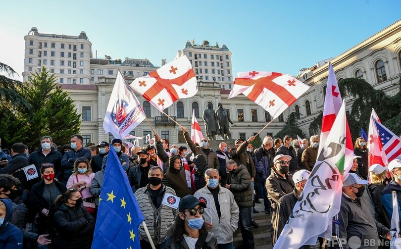 ジョージア議会選、不正疑惑に4.5万人抗議デモ 放水や催涙ガスで排除も