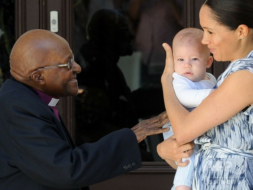 英王子夫妻、南アの元大主教と面会 アーチーちゃんも「初公務」