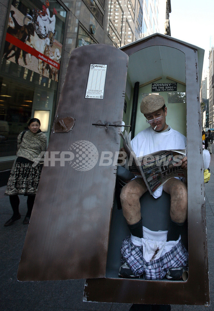 米NY、ハロウィーンの仮装で「用を足し」ながら街を歩く男性