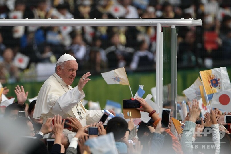 長崎訪問のフランシスコ教皇、野球場でミサ 3万人参列