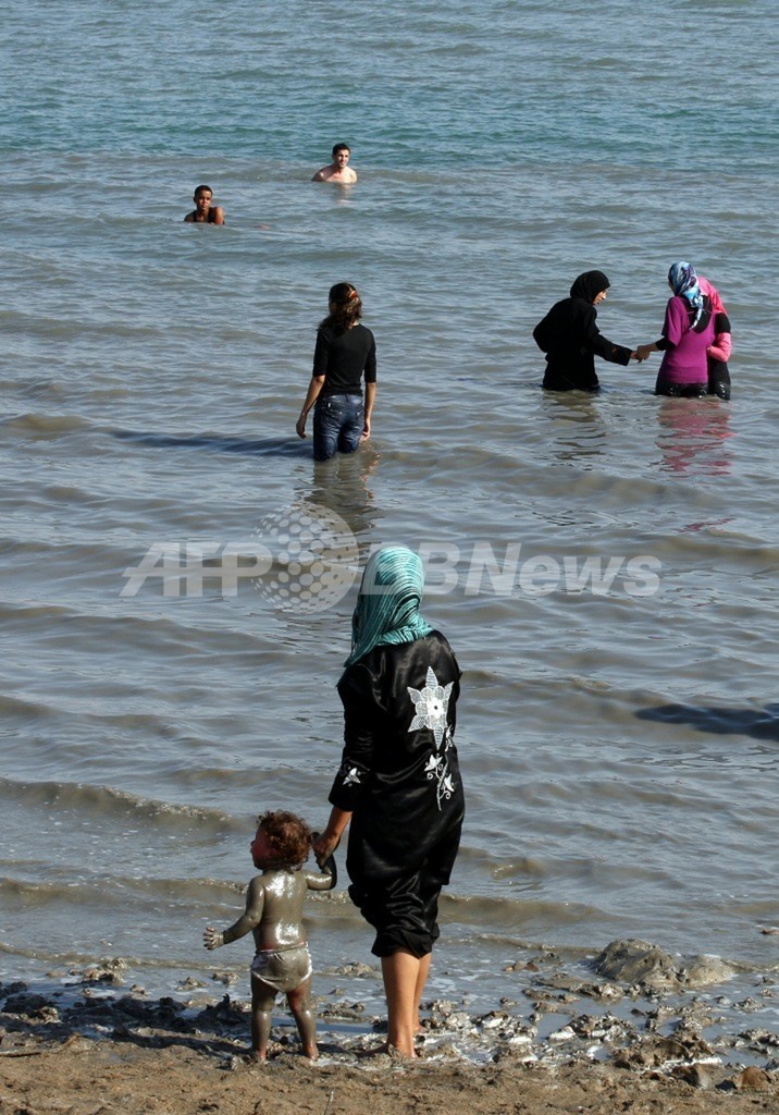 イラン人女性の遠泳記録、イスラム法に反する着衣で無効