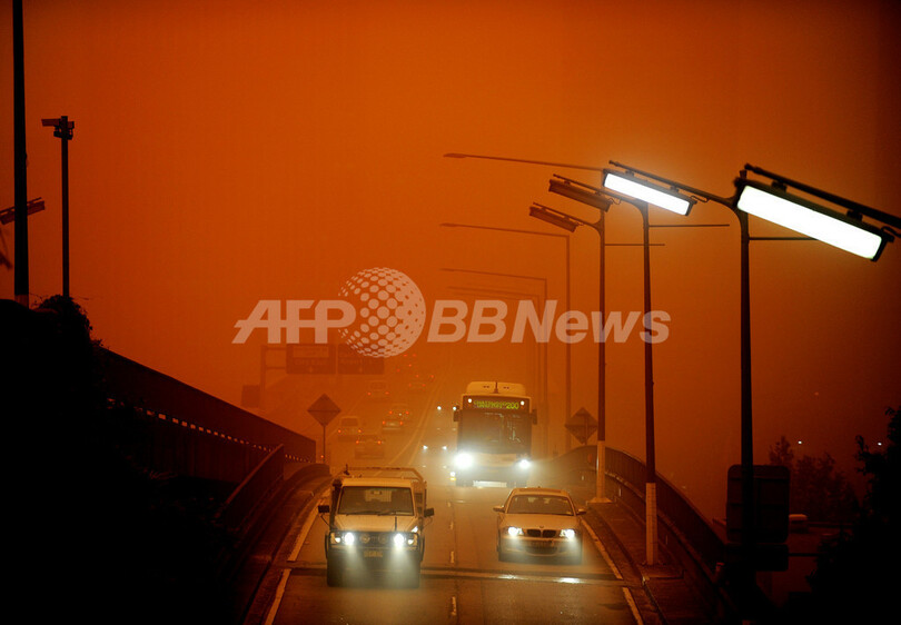 シドニーの空が真っ赤に、内陸部からの砂ぼこりで