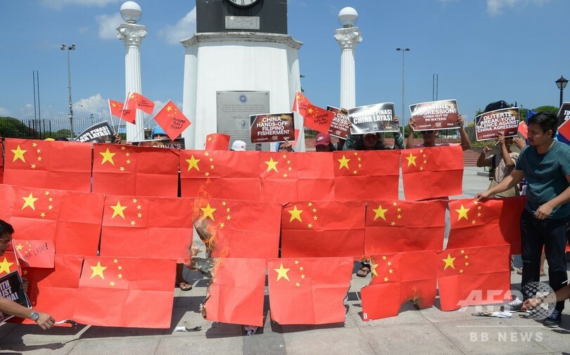 フィリピン首都で反中デモ、中国国旗燃やして沈没事故に抗議