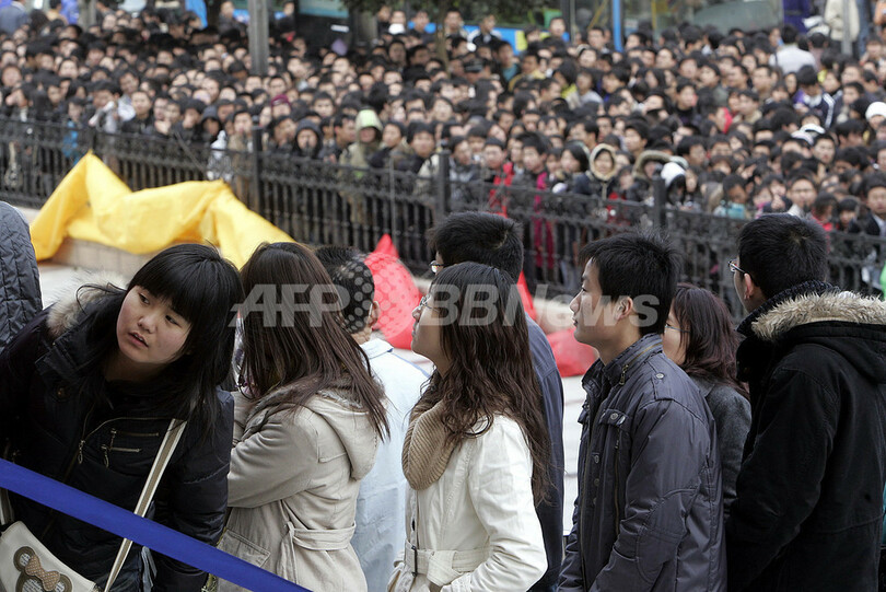 就職フェア会場に入れないほどの人殺到、中国