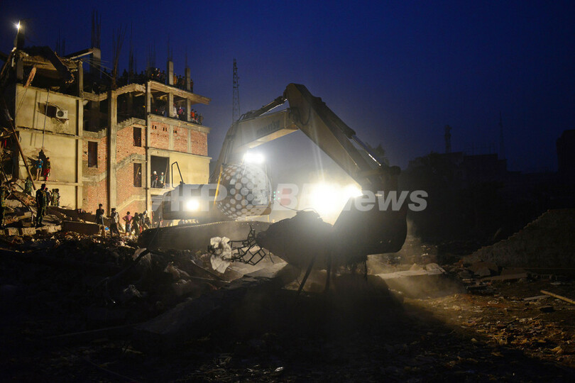 バングラデシュのビル崩壊、さらに約50人の生存確認 死者300人超に