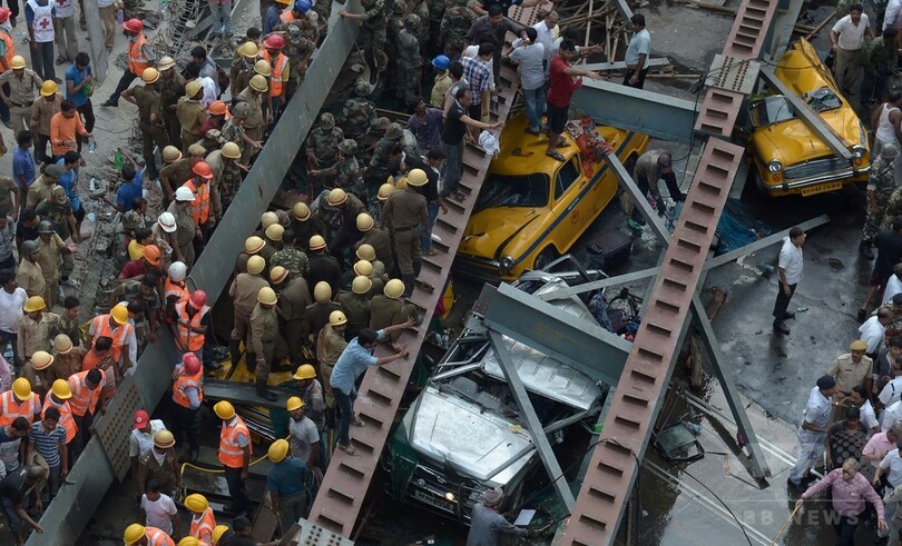 インド、建設中の高架道路が崩落 少なくとも84人が死傷