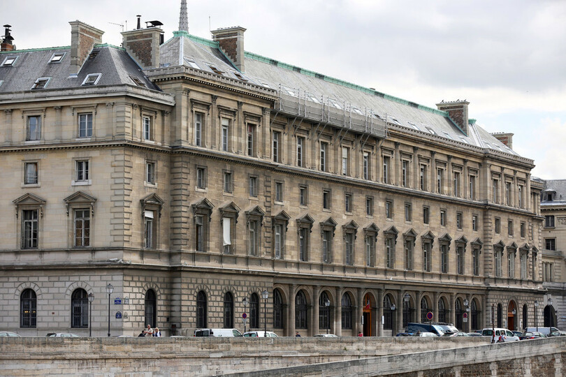 仏パリ警視庁内で観光客を性的暴行、エリート警官2人訴追