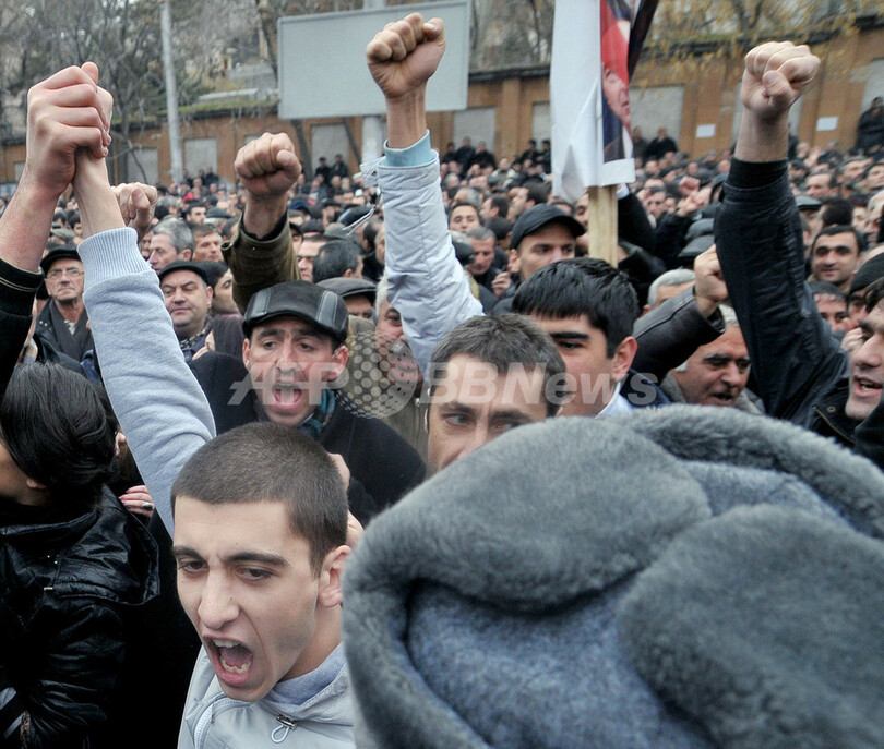 アルメニアで野党支持者1万人がデモ、3年前の死者追悼し