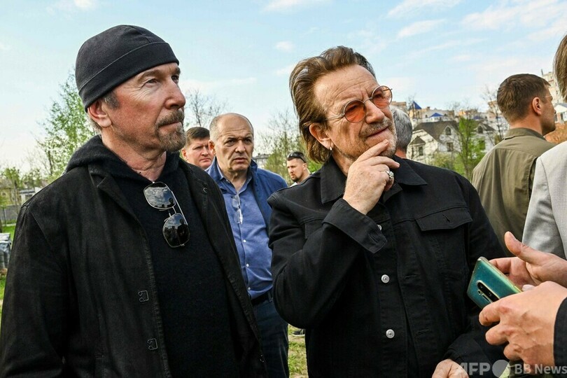 U2ボノさん、ブチャの集団埋葬地を訪問