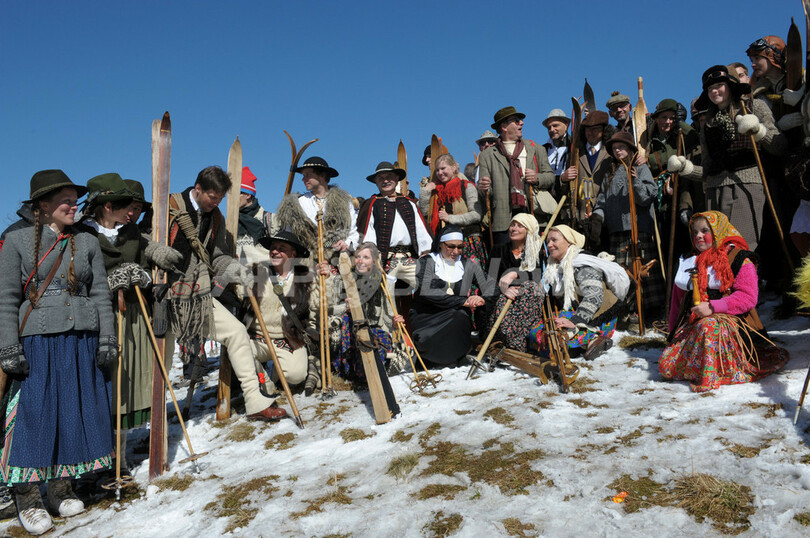 19世紀にタイムスリップ!?　ポーランドの旧式スキー大会