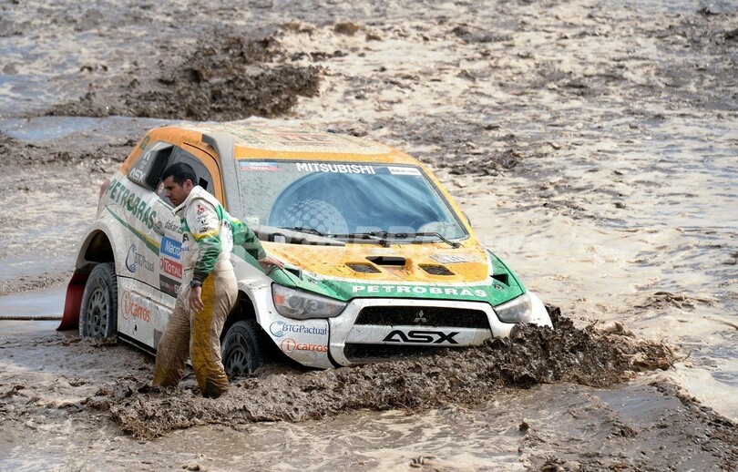 豪雨の第8ステージは中断、優勝争いにも影響 ダカールラリー