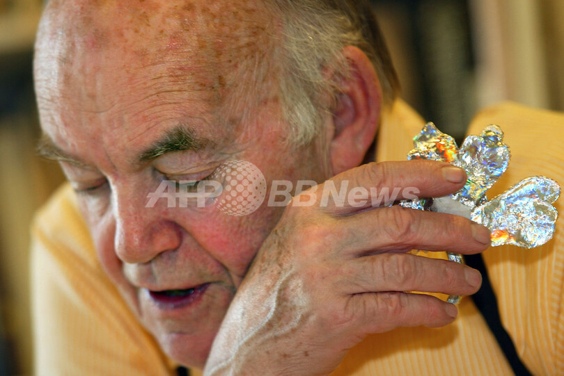 オートクチュールを支えた刺繍の巨匠、ルサージュ氏死去