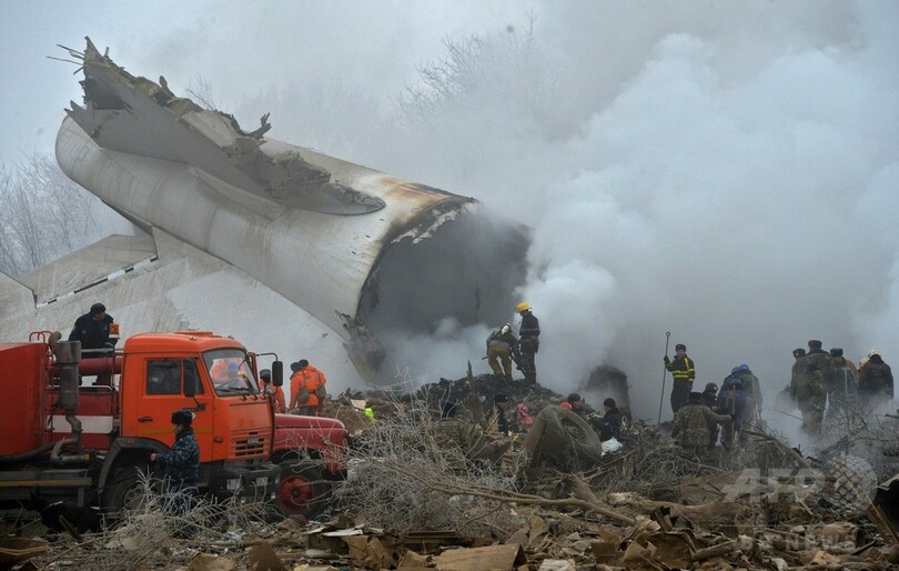 トルコの貨物機がキルギスで墜落、村を直撃し37人死亡 操縦ミスか