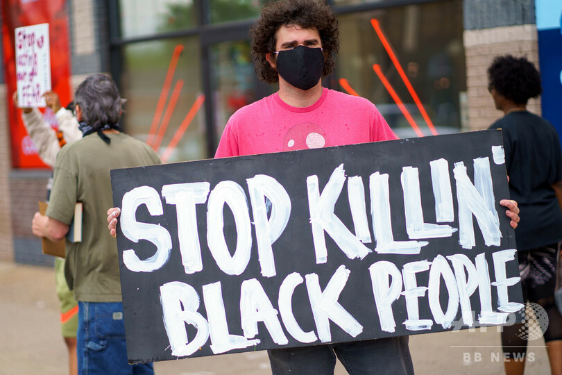 「息ができない…ママ」 警官に首押さえつけられ黒人男性死亡 米