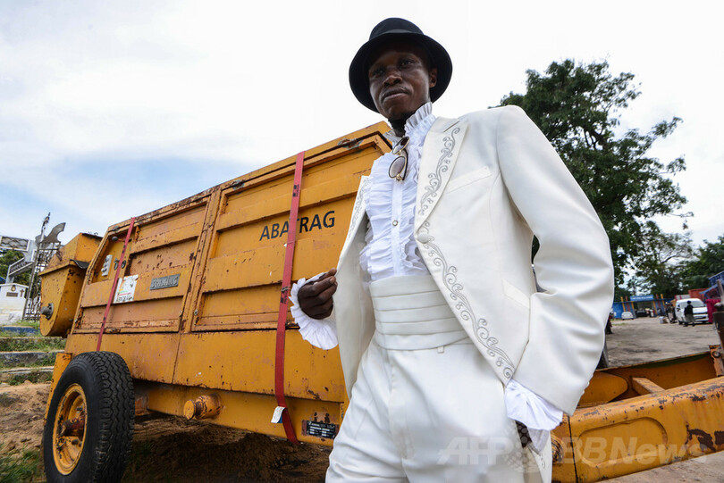 ヨウジヤマモトやイッセイミヤケも着るコンゴ民主共和国のおしゃれな男性集団「サプール」