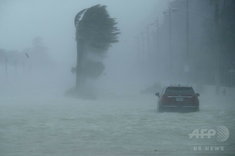 米フロリダ上陸のハリケーン「イルマ」、弱まるも依然危険な状況