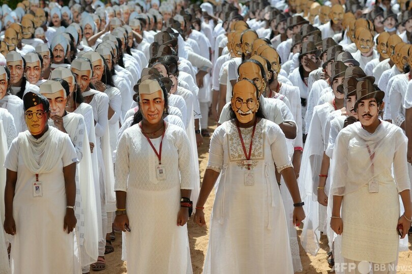 英雄のお面でお祝い インド独立75年