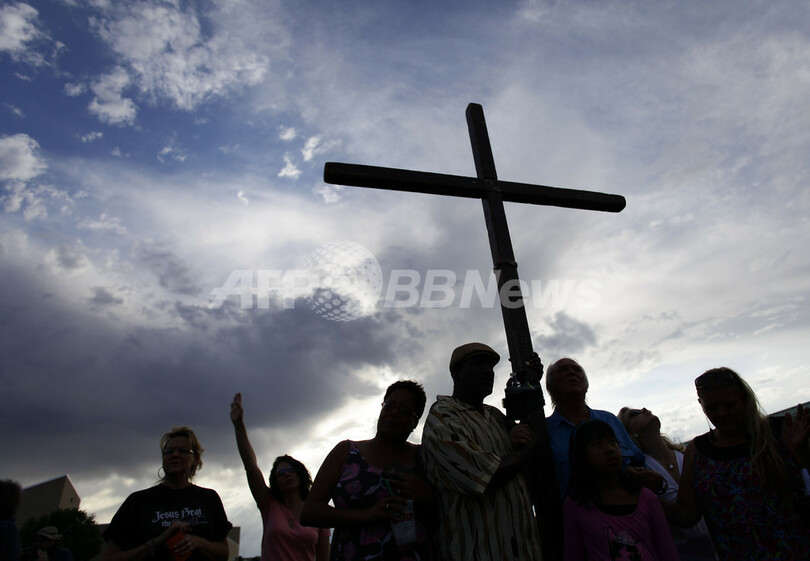 オバマ大統領、涙こらえ英雄行為を称賛 コロラド州乱射事件