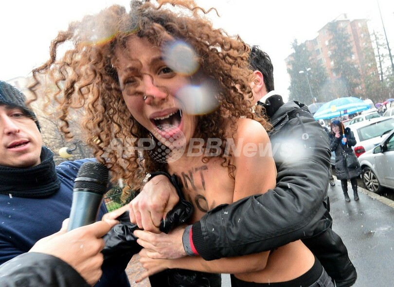 トップレスでベルルスコーニ前首相に抗議、伊総選挙